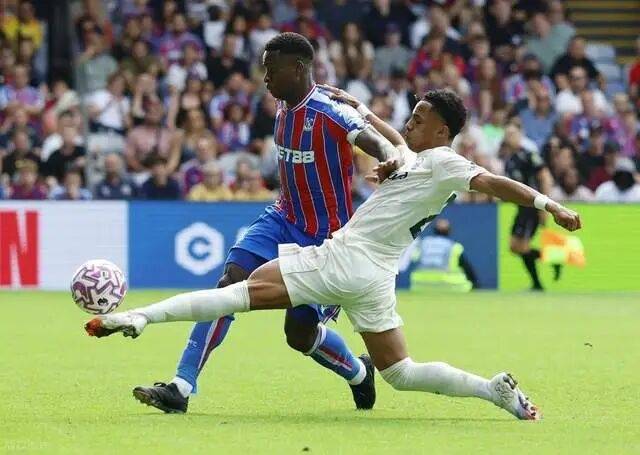 爱游戏APP-包含里尔今晚豪取连胜，志在荷甲名次提升，引发热议，身体对抗强度拉满的词条