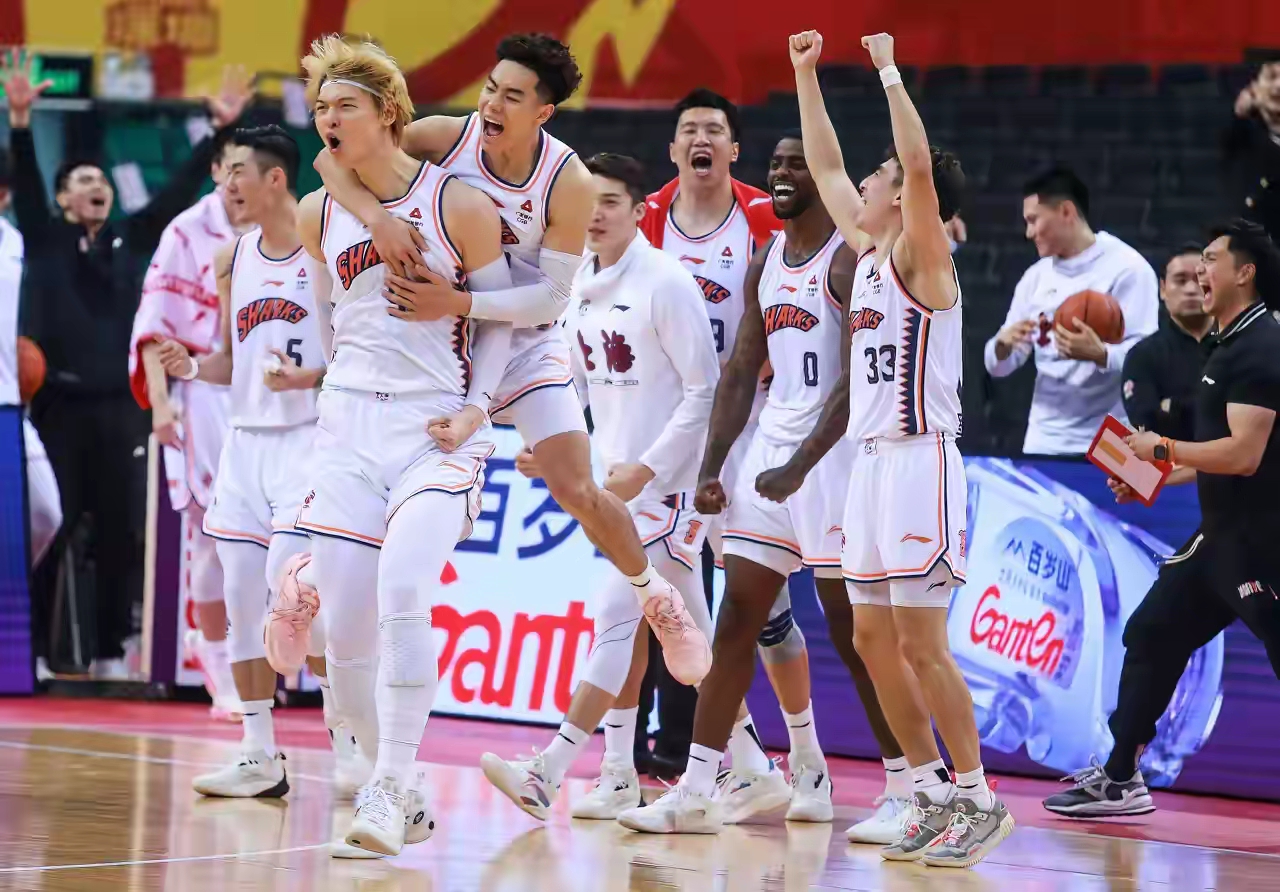 爱游戏-集结日山东男篮备战NBA常规赛；主帅复盘细节曝光；气氛紧张；细节决定成败的简单介绍